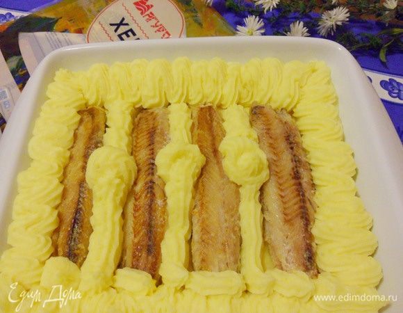 Затем — бортик пирога нужно оформить орнаментом. Я отшприцевала теплое картофельное пюре с помощью резного корнета. Но это дело вашего вкуса и фантазии.