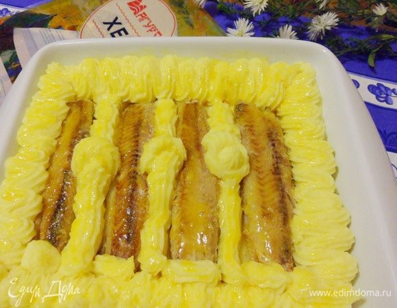 Осторожно, чтобы не нарушить рисунок, смазать пирог куриным желтком. Запечь пирог в предварительно разогретой до 200°С духовке около 10 минут.