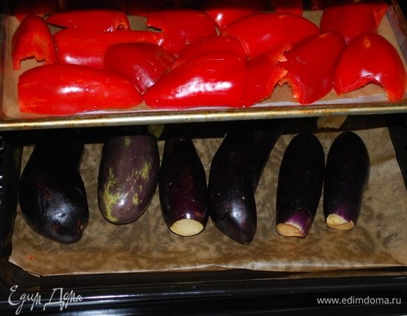 Первым делом запекаем в духовке баклажаны и перцы. Перцы чистим от семян, так будет удобнее потом их чистить от кожуры. Запекаем при температуре 200-210°С в течение 20-30 минут. Баклажанов — 1 килограмм, перца — 1 килограмм 200 граммов. Важно, чтобы болгарский перец был красного цвета, иначе соус будет бледного цвета.