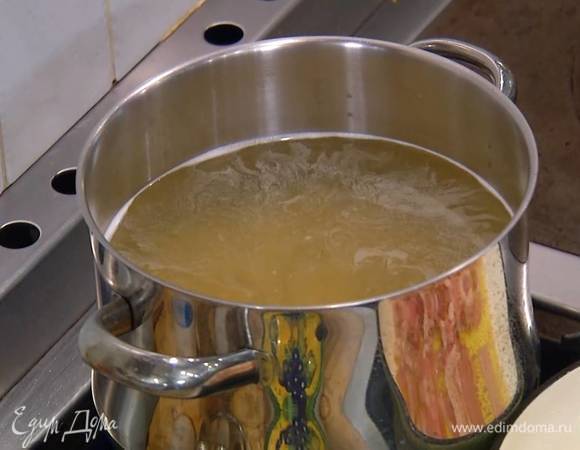 Фузилли отварить в подсоленной воде до состояния аль денте, затем воду слить и сохранить, а макароны вернуть в кастрюлю.