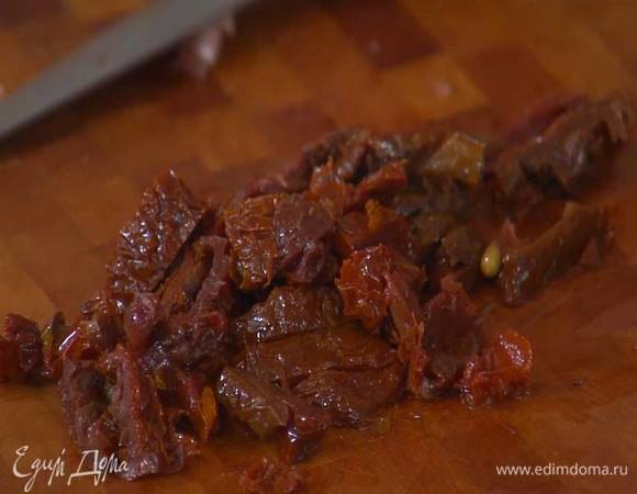 Вяленые помидоры мелко порезать.