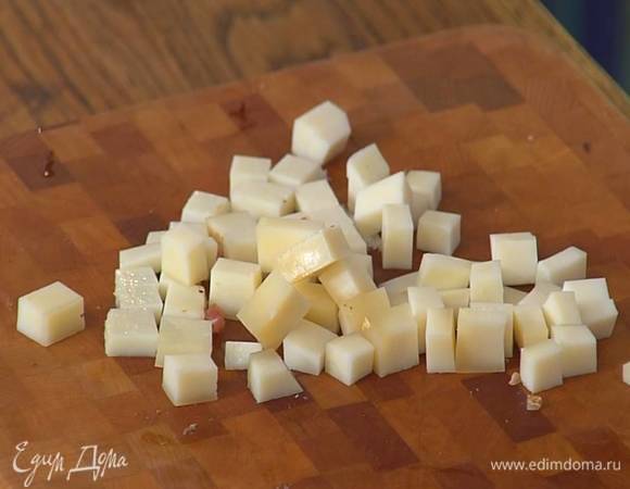 Козий сыр нарезать небольшими кубиками.