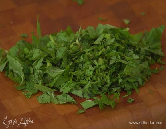 Мяту мелко порубить.