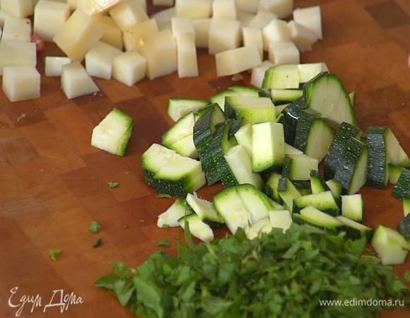 Цукини нарезать небольшими кусочками, добавить к ветчине с помидорами и все прогреть.