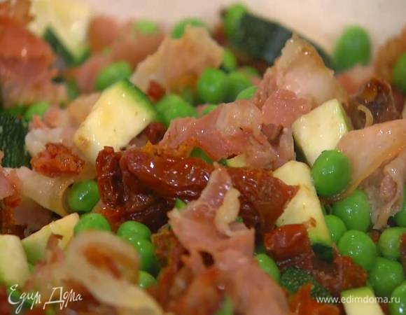 Зеленый горошек ненадолго опустить в кипящую воду, затем обдать ледяной водой, выложить в сковороду с ветчиной и цукини и еще немного все прогреть.