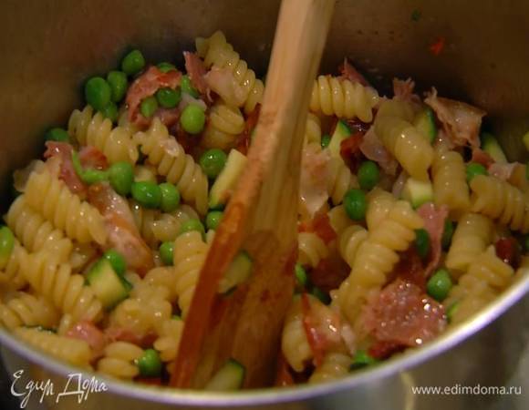 В горячие фузилли выложить ветчину с овощами, влить 50‒60 мл воды, в которой варились макароны, все перемешать и прогреть.