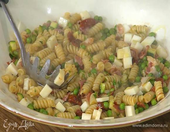 Готовую пасту посыпать измельченной мятой, перемешать и переложить на блюдо, затем посыпать нарезанным козьим сыром и еще раз перемешать, сверху сбрызнуть оставшимся оливковым маслом.