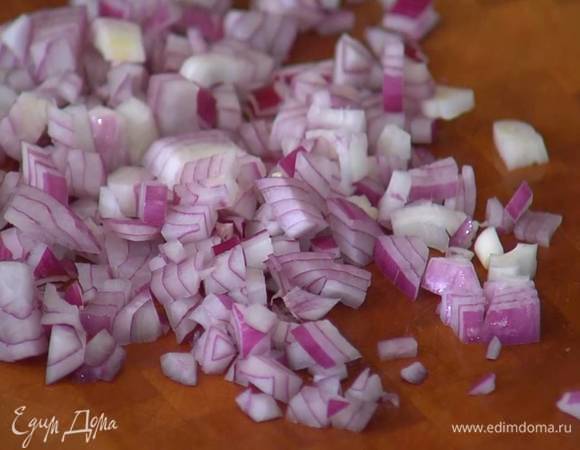 Лук и чеснок почистить и мелко нарезать.