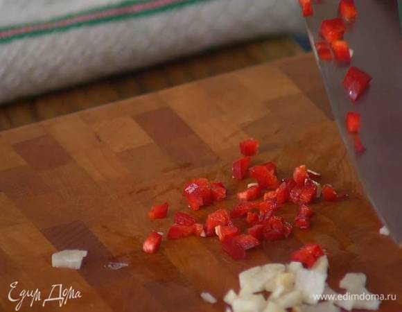 Перец чили очень мелко порубить.