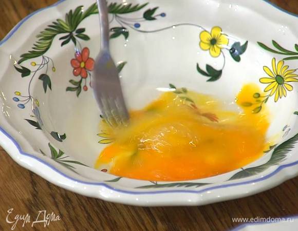 Яйца разбить в тарелку и взболтать вилкой.