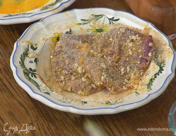 Отбивные вымыть, просушить, обвалять в муке, затем обмакнуть в яйцо и обвалять со всех сторон в сухарях.