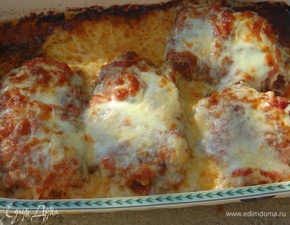 Запекать мясо в разогретой духовке 10 минут.