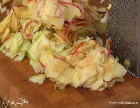 Яблоки настругать на терке тонкими ломтиками.