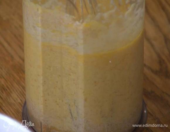 Приготовить тесто: взбить блендером с насадкой-венчиком 170 г предварительно размягченного сливочного масла и 130 г коричневого сахара, затем по одному добавить яйца, влить мед и продолжать взбивать до однородного состояния.