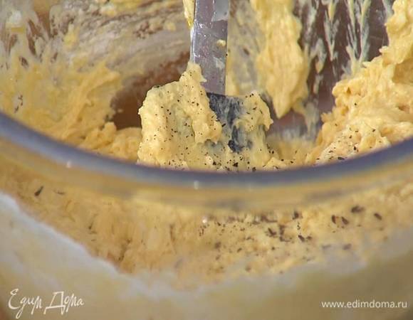 Муку перемешать с разрыхлителем, добавить сахарно-масляную смесь, сидр, измельченную ваниль и вымешать тесто лопаткой.