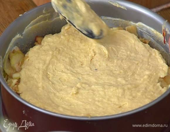 Дно и бока разъемной формы для выпечки (25 см) смазать сливочным маслом, присыпать 2 ст. ложками коричневого сахара, выложить тонким слоем чуть меньше половины яблок, а сверху половину теста, затем разложить вторую часть яблок (немного оставить для украшения) и вторую половину теста, все разровнять.