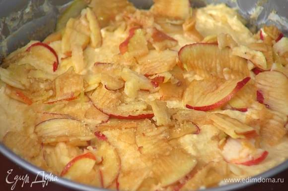 На тесто сверху выложить тонким слоем оставшиеся яблоки и посыпать оставшимся сахаром.