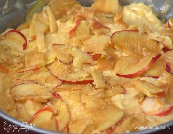 На тесто сверху выложить тонким слоем оставшиеся яблоки и посыпать оставшимся сахаром.