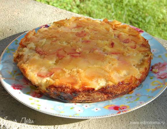 Выпекать шарлотку в разогретой духовке 45‒50 минут в зависимости от мощности духовки.