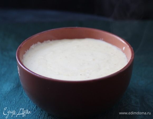 Листы для приготовления лазаньи опустить в кипящую воду, сварить до полуготовности, залить холодной водой, чтобы не слиплись, и оставить до сборки слоев.
Разогреть духовку до 180°С.
В сотейнике растопить оставшееся масло. Когда оно начнет пениться, тщательно перемешивая, постепенно ввести муку. Важно добиться однородной консистенции, поэтому в процессе можно пройтись блендером по массе. 
Понемногу вливать в соус молоко, каждый раз хорошо перемешивать, чтобы не осталось комочков. Должен получиться густой белый соус. Варить до загустения муки.
Снять с огня, добавить соль, перец и мускатный орех, хорошо перемешать.
Непосредственно перед приготовлением соуса бешамель процедить молоко через сито от комочков и подогреть, если оно остыло.
