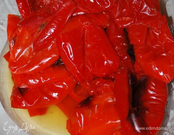 Перец готов, даем ему немного остыть и чистим его от кожуры.
