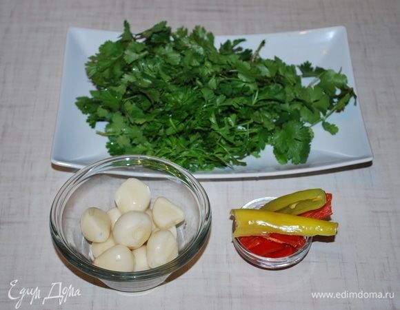 Подготовим зелень кинзы, чеснок и острый перец.