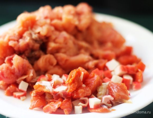 Нарезать лосося, копченый лосось и крабовые палочки Vici.
Приготовить посыпку: перемолоть хлебные крошки с зеленью и цедрой.