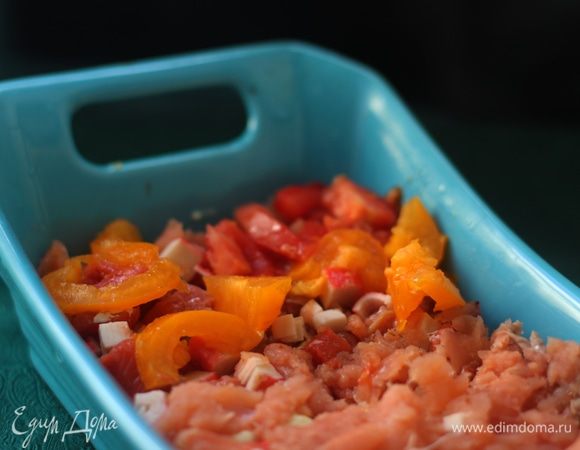 Положить сверху треть рыбной массы с крабовыми палочками, копченым лососем, также треть помидоров и петрушки (или укропа). 