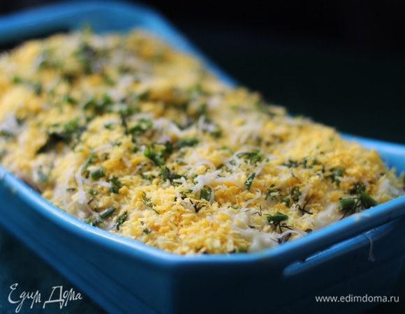 Положить сверху листы для лазаньи, снова соус и начинку. Повторить эту последовательность еще один раз. Должно получиться 4 слоя листов для лазаньи и три слоя начинки.
Распределить сверху оставшийся соус, посыпать сыром и крошкой.
