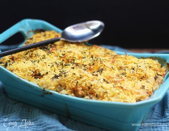 Накрыть форму с лазаньей фольгой. Запекать 25-30 минут, затем снять фольгу и готовить еще 15 минут до зарумянивания. Соус должен почти кипеть, а верх стать золотистым.