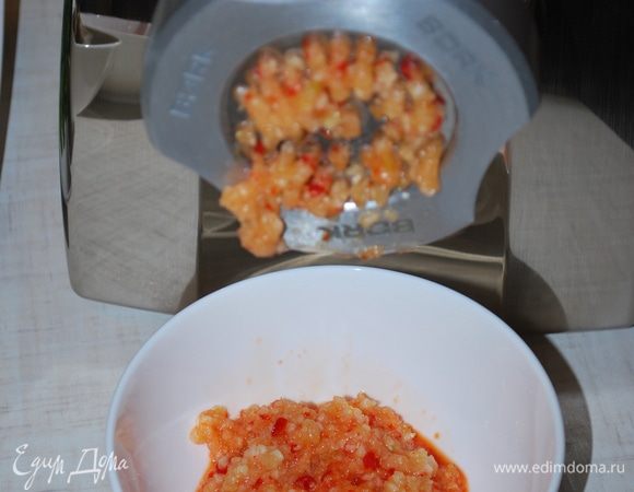 Овощи очистили, будем их пропускать через мясорубку. В первую очередь пропустим чеснок с горьким перцем в отдельную посуду.