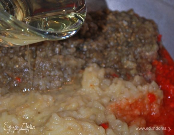 Перекрученные овощи (кроме чеснока и горького перца) складываем в казан и добавляем растительное масло.