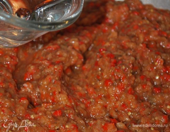 В фильтрованной воде разводим уксус (2 столовые ложки) и добавляем в казан к овощам. Тушим на маленьком огне в течение 15-20 минут. Добавляем соль и сахар по вкусу. У меня очень сладкий сорт яблок, сахара я добавила совсем немного.