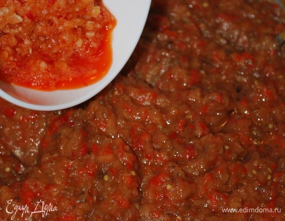 Овощи протушились в течение 15-20 минут, добавляем чеснок с горьким перцем и еще тушим в течение 7-10 минут.