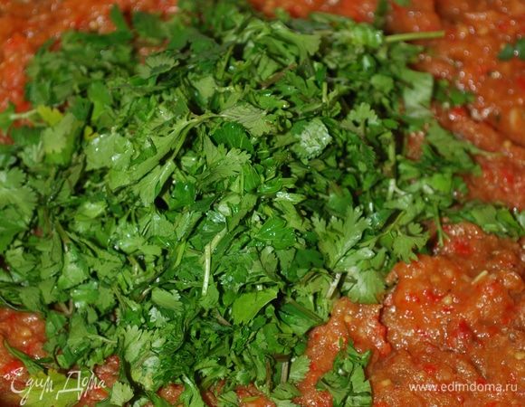И в конце добавляем зелень кинзы, перемешиваем и в течение нескольких минут прогреваем зелень с соусом.