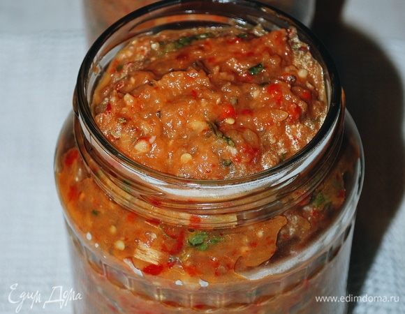 Готовый соус закатываем в стерилизованные банки. Из этого количества продуктов получается 3 банки по 700 мл.