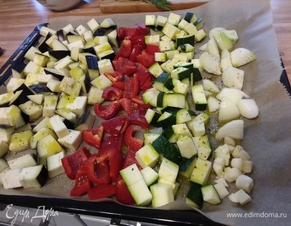 Все овощи порезать на кусочки, выложить на противень, покрытый пергаментной бумагой, сбрызнуть оливковым маслом, посолить и поперчить. Запекать при 220°С в заранее разогретой духовке 20-30 минут. Охладить. Забыла добавить помидоры, но очень рекомендую, особенно вкусны бурые запеченные помидоры. 