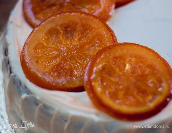 Готовим карамелизированные апельсины. Нарезать апельсины на кружки толщиной 5 мм. Тоньше не нужно: при варке серединка может развалиться. Налить в кастрюлю воду, вскипятить ее и поместить в нее дольки. Проварить около 3 минут. Это нужно, чтобы наши апельсины впоследствии не горчили. Вынуть дольки шумовкой, выложить на бумажное полотенце. Слить из кастрюли воду, налить 150 мл свежей, добавить сахар и довести до кипения и растворения сахара. Поместить в сахарный раствор апельсиновые дольки. Варить примерно час на среднем огне. Вынуть, разместить на решетке, чтобы стекла лишняя жидкость. Затем выложить на противень, застеленный пергаментом, и просушить в разогретой до 120°С духовке в течение получаса. Точное время и температура зависят от духовки. Апельсины не станут твердыми, как чипсы, они останутся довольно мягкими, но сохранят форму, а серединка будет стекловидной и почти прозрачной.