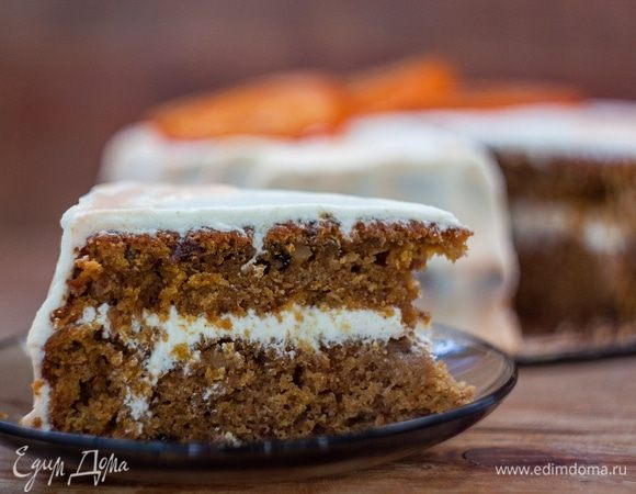 Морковный торт хорош тем, что ему не нужна никакая дополнительная пропитка, он изначально очень мягкий и сочный. Приятного аппетита!