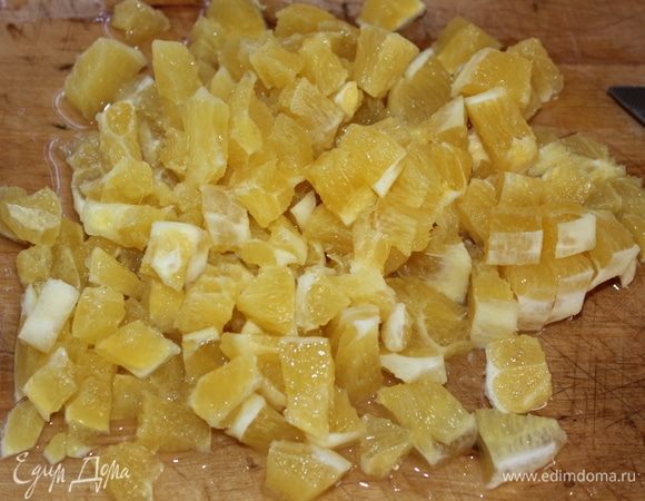 Очистить апельсины, нарезать кубиками.