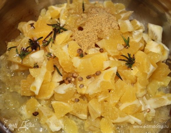 Всыпать измельченные апельсины в сотейник, положить 1 ч. л. сухой горчицы, отделить листья тимьяна от веточки, раздавить плоской частью ножа семена кориандра, и все добавить в сотейник. Перемешать, потушить 3 минуты.