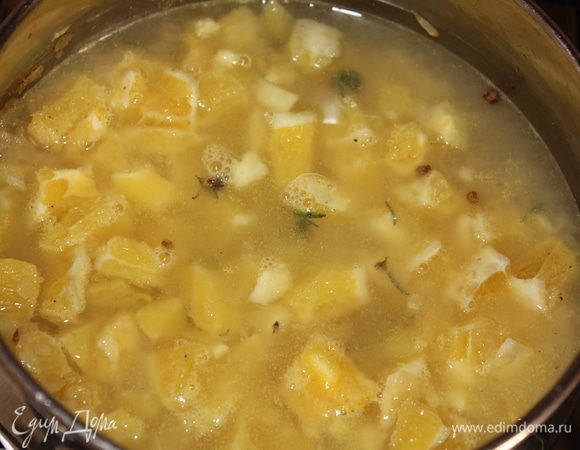 Влить воду, посолить, увеличить огонь. Варить 12 минут на среднем огне.