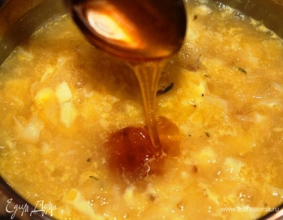 По истечении 12-ти минут добавить 1 столовую ложку жидкого меда. Перемешать.