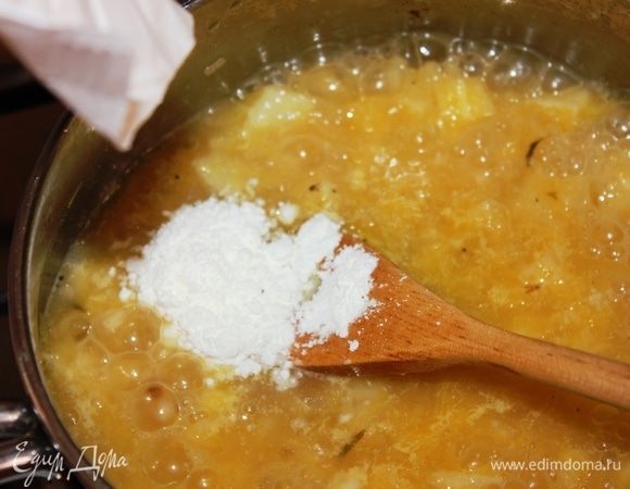 Следом добавить 1 столовую ложку крахмала и на слабом огне, постоянно помешивая, варить до загустения.