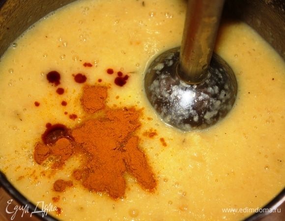 По готовности снять с огня сотейник, измельчить его содержимое погруженным блендером. Добавить 1 ч. л. куркумы, и 3 капли острого табаско. Перемешать с помощью того же блендера.