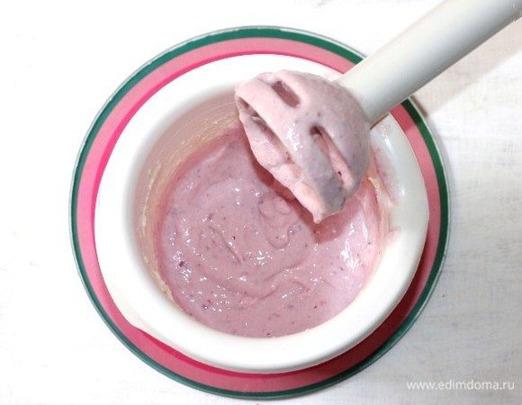 Добавить 50 мл молока и измельчить блендером.
