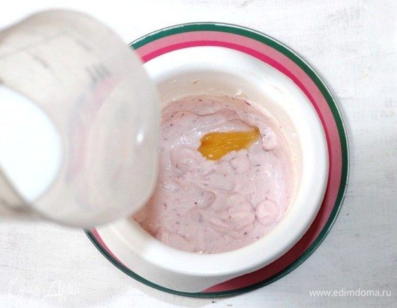 Оставшееся молоко вылить в чашу блендера. Откорректировать вкус, т. е. можно еще по вкусу добавить мед.