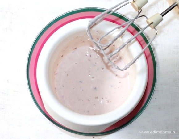 Взбить творожную массу миксером до однородности.
