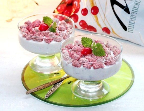 Перелить смузи в приготовленные креманки, добавить по вкусу клюквенные отруби «Лито» и украсить листиком мяты.
