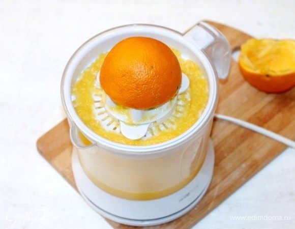 Апельсин разрезать пополам и выжать сок. Вылить сок в чашу блендера и добавить мякоть апельсина.